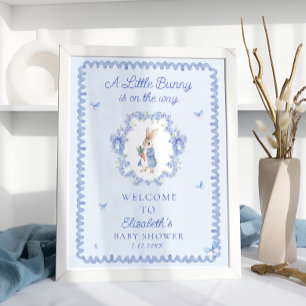 Een klein konijntje is onderweg naar het Baby show Poster