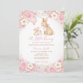 Een klein konijntje is op komst Baby Shower Bloeme Kaart (Staand voorkant)