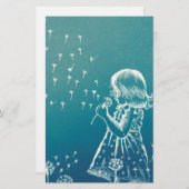 Een klein meisje dat op een dandelion blaast briefpapier (Voorkant / Achterkant)