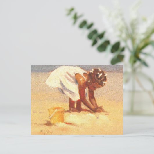 Een klein meisje dat zand speelt briefkaart (Staand voorkant)