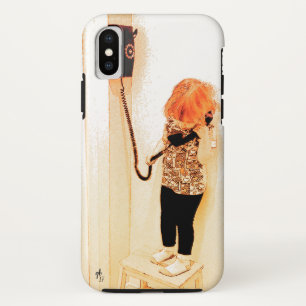 Een klein meisje die op een wandtelefoon praat, k iPhone x hoesje