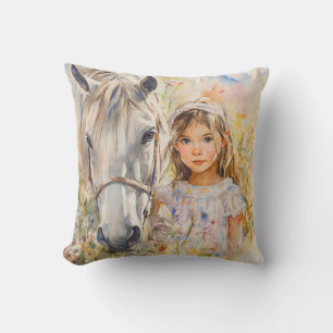 Een klein meisje met een paard kussen