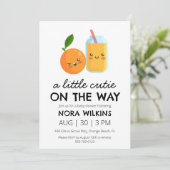 Een klein schatje is onderweg naar het baby shower kaart (Staand voorkant)