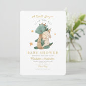 Een kleine draak is op weg naar Baby shower Kaart (Staand voorkant)