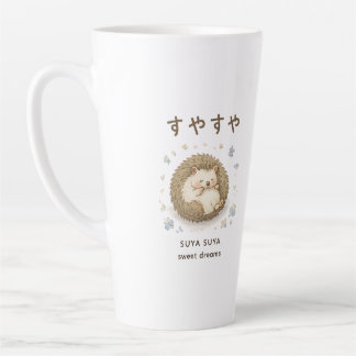 Een kleine egel die een rustig dutje doet latte mok