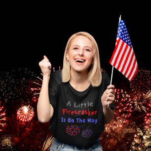 Een kleine Firecracker is onderweg naar de zwanger T-shirt