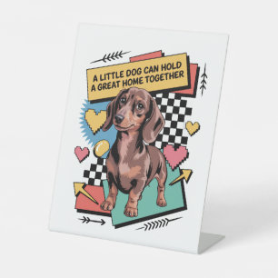 Een kleine hond kan een groot huis bij elkaar houd reclamebord met voetstuk