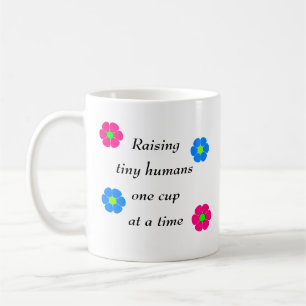Een kleine humans één beker per keer opvoeden koffiemok