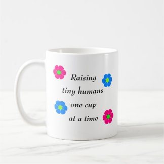 Een kleine humans één beker per keer opvoeden koffiemok
