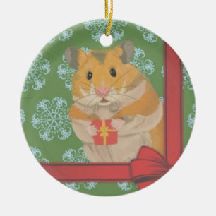 Een kleine kersthamster met een cadeau keramisch ornament