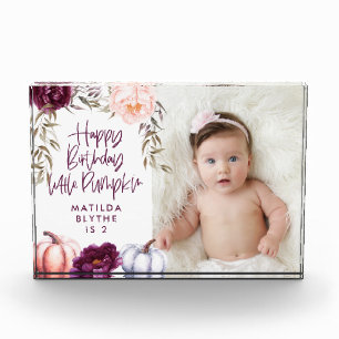 Een kleine pompoen herfst paarse perzik verjaardag fotoblokken