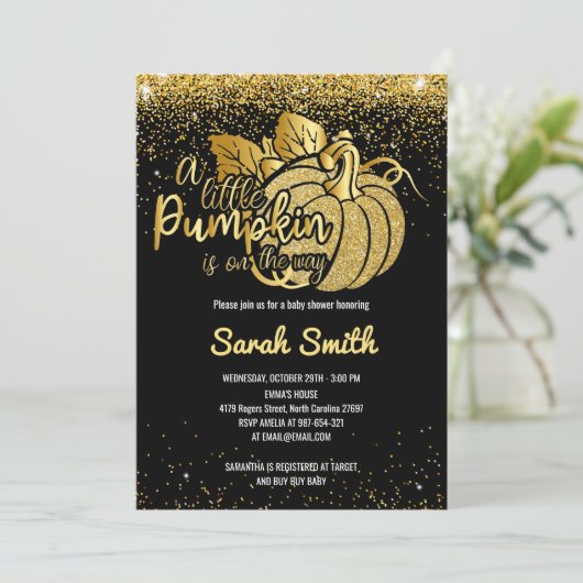 Een kleine pompoen op weg naar zwart en goud kaart (Staand voorkant)