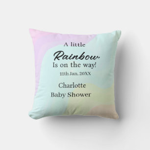 Een kleine regenboog is op komst baby shower naam  kussen