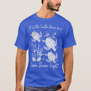 Een kleine schildpad Dovin op een Mason Dixon Nigh T-shirt