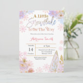 Een kleine Snowflake is onderweg naar de uitnodigi Kaart (Staand voorkant)