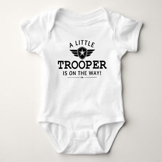 Een kleine trooper is onderweg naar zwangerschap o romper (Voorkant)