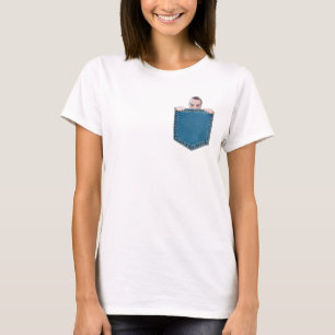 Een kleine vent die uit de zak van de Fake Pocket  T-shirt