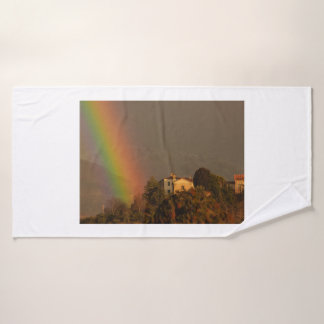 een kleurrijke regenboogboog op badhanddoek