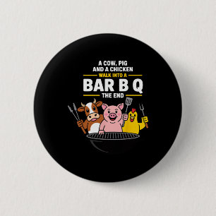 Een Koe, Varken En Een Kip Lopen In Een R B Q Het Ronde Button 5,7 Cm