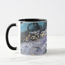 Een koffie mok met paarse en blauwe artwork