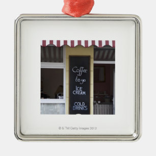een koffiewinkel met koffie om te tekenen metalen ornament