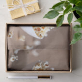 Een kom popcorn met wat verspreid tissuepapier (Geschenk)