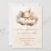 Een konijn draait er een om! 1e verjaardag kaart (Voorkant)