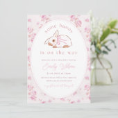 Een konijn is onderweg op Baby shower Invite. Pase Kaart (Staand voorkant)