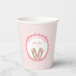 Een konijn verandert een roze meisje papieren bekers