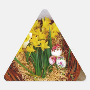 Een korf van gele diaffodils en paasgriep driehoek sticker
