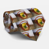 Een korf van gele diaffodils en paasgriep stropdas (Opgerold)