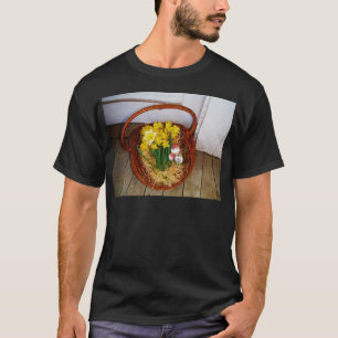 Een korf van gele diaffodils en paasgriep t-shirt