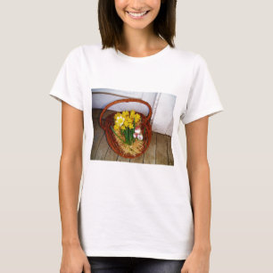 Een korf van gele diaffodils en paasgriep t-shirt