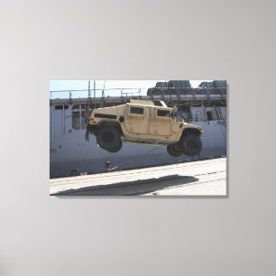 Een kraan tilt een M998 Humvee Canvas Afdruk