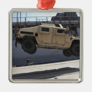 Een kraan tilt een M998 Humvee Metalen Ornament
