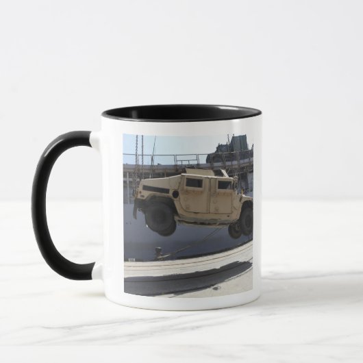 Een kraan tilt een M998 Humvee Mok (Links)