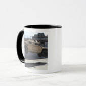 Een kraan tilt een M998 Humvee Mok (Voorkant links)