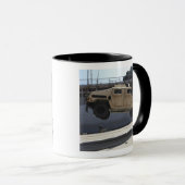 Een kraan tilt een M998 Humvee Mok (Voorkant rechts)