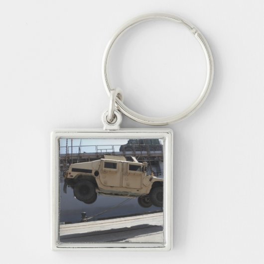 Een kraan tilt een M998 Humvee Sleutelhanger (Voorkant)