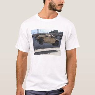 Een kraan tilt een M998 Humvee T-shirt