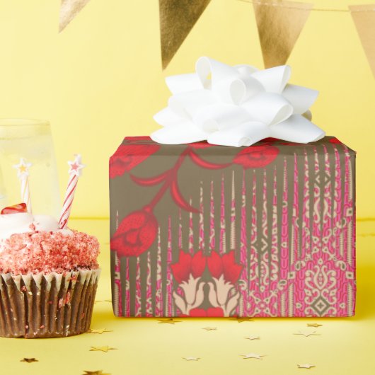 Een kruissteek patroon met rode bloemen en wijnsto cadeaupapier (Verjaardagsfeest)