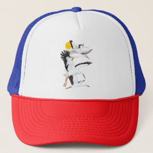 Een kudde witte ooievaars die over de zon vliegen  trucker pet