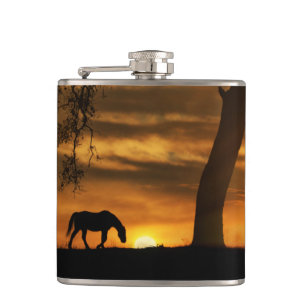 Een kunstkolf voor paarden en eikenbomen heupfles