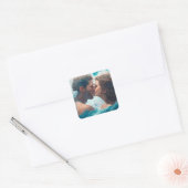 Een kus in de golven vierkante sticker (Envelop)