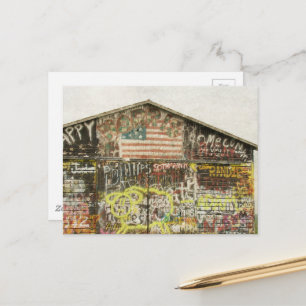 Een landelijke schuur bedekt met graffiti briefkaart
