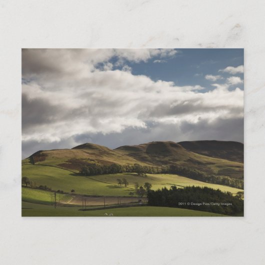 Een landschap met rolheuvels en wolken boven het h briefkaart (Voorkant)