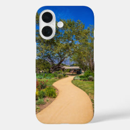 een lang kronkelend voetpad bij Descanso Gardens iPhone 16 Hoesje