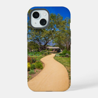 een lang kronkelend voetpad bij Descanso Gardens iPhone 15 Hoesje