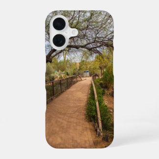 Een lang kronkelend voetpad bij Desert Botanical G iPhone 16 Hoesje