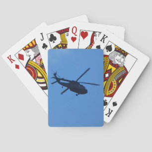 Een legerhelikopter in vlucht pokerkaarten